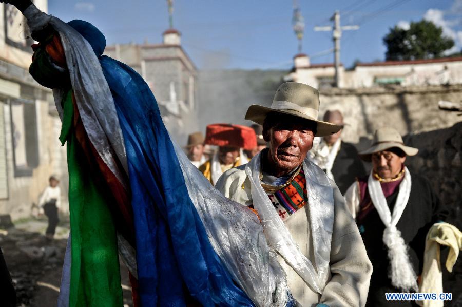 Farmers attend an Ongkor Festival prayer ceremony in Dagze County, southwest China's Tibet Autonomous Region, Aug. 9, 2012