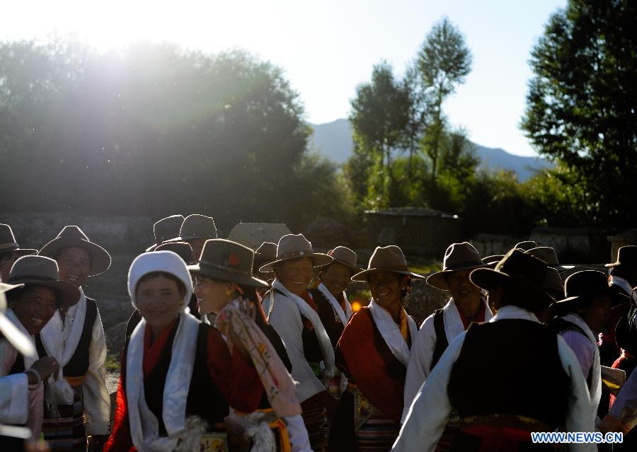 Farmers attend an Ongkor Festival prayer ceremony in Dagze County, southwest China's Tibet Autonomous Region, Aug. 9, 2012