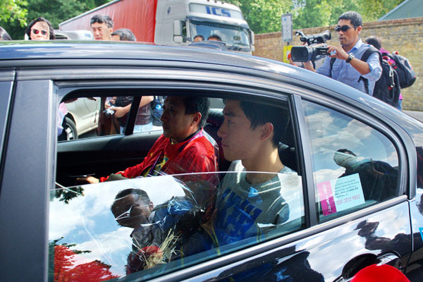 Liu Xiang and Li Guoxiong, a leading figure on his back-up team, arrive at a London hospital prior to Liu's surgery on Thursday. [Fu Tian/CHINA NEWS SERVICE]