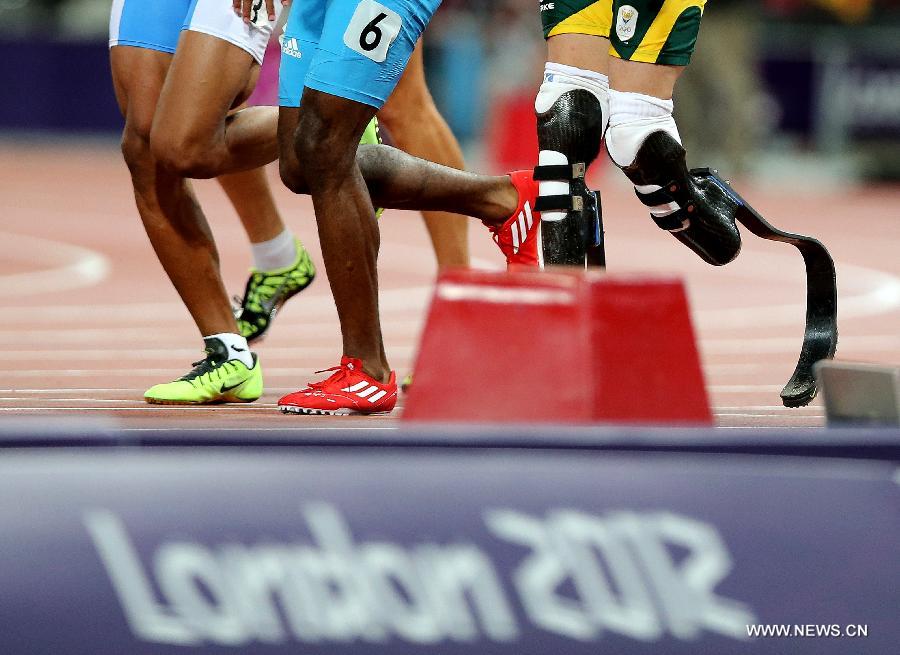 Oscar Pistorius (R) of South Africa competes in men's 4x400m relay final at London 2012 Olympic Games, London, Britain, Aug. 10, 2012. The team of South Africa ranked 8th with 3:03.46. [Xinhua]