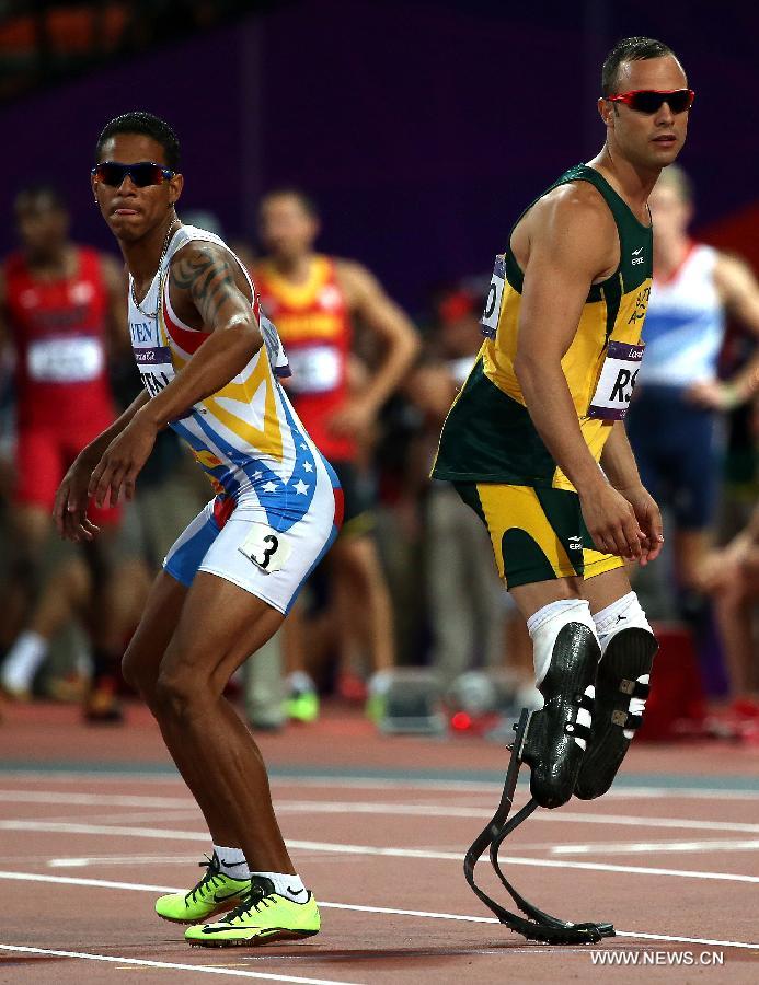 Oscar Pistorius (R) of South Africa competes in men's 4x400m relay final at London 2012 Olympic Games, London, Britain, Aug. 10, 2012. The team of South Africa ranked 8th with 3:03.46. [Xinhua]