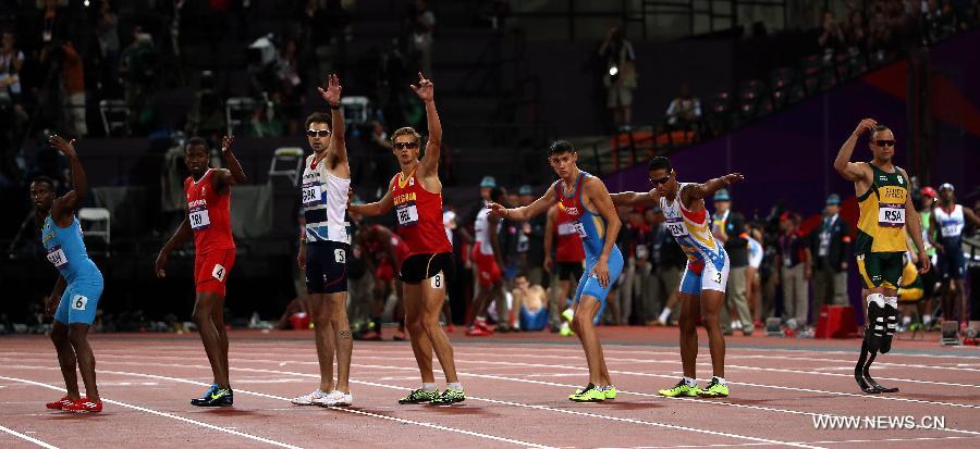 Oscar Pistorius (1st R) of South Africa competes in men's 4x400m relay final at London 2012 Olympic Games, London, Britain, Aug. 10, 2012. The team of South Africa ranked 8th with 3:03.46. [Xinhua]