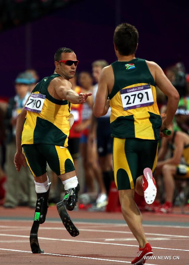 Oscar Pistorius (L) of South Africa competes in men's 4x400m relay final at London 2012 Olympic Games, London, Britain, Aug. 10, 2012. The team of South Africa ranked 8th with 3:03.46. [Xinhua]