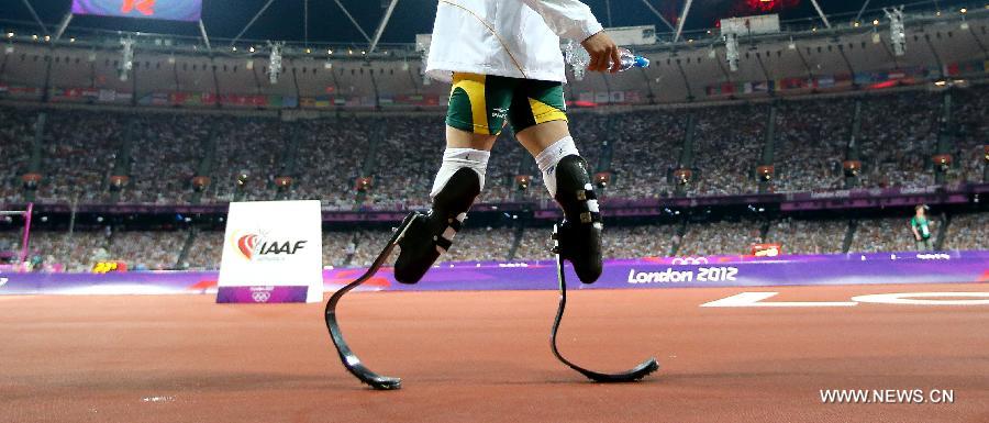 Oscar Pistorius of South Africa competes in men's 4x400m relay final at London 2012 Olympic Games, London, Britain, Aug. 10, 2012. The team of South Africa ranked 8th with 3:03.46. [Xinhua]