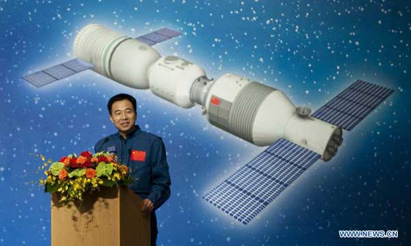 Shenzhou-9 astronaut Jing Haipeng delivers a speech during a dialog with local students in Hong Kong, south China, Aug. 11, 2012. A dialog between astronauts, Jing Haipeng, Liu Wang and Liu Yang who partook in China's Tiangong-1/Shenzhou-9 space docking mission, and Hong Kong students was held Saturday at the Hong Kong Convention and Exhibition Center. [Xinhua]