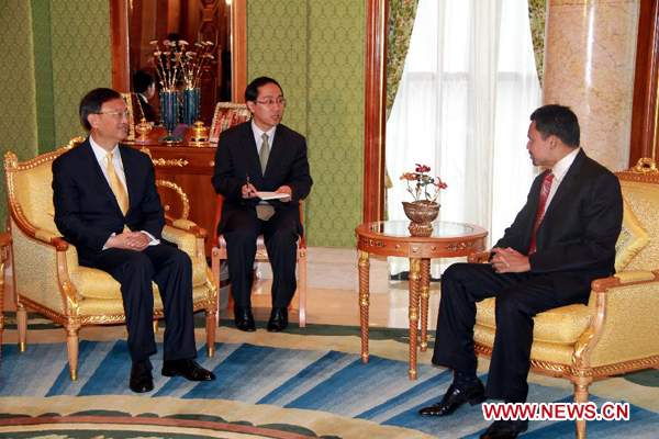 Chinese Foreign Minister Yang Jiechi (L) meets with Brunei's Crown Prince Al-Muhtadee Billah in Bandar Seri Begawan of Brunei, Aug. 11, 2012. [Xinhua]