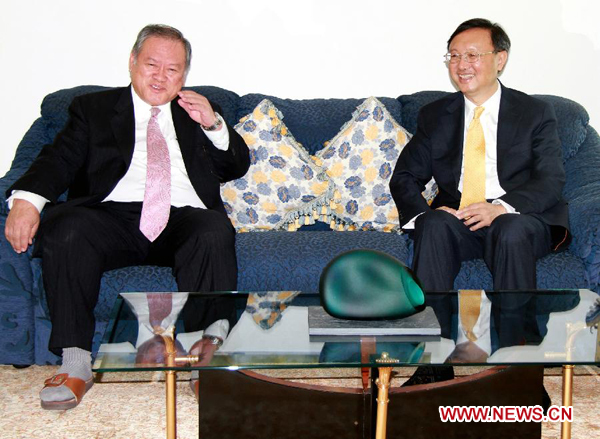 Chinese Foreign Minister Yang Jiechi (R) meets with Brunei's Second Minister of Foreign Affairs and Trade Pehin Lim Jock Seng in Bandar Seri Begawan of Brunei, Aug. 11, 2012. [Xinhua]