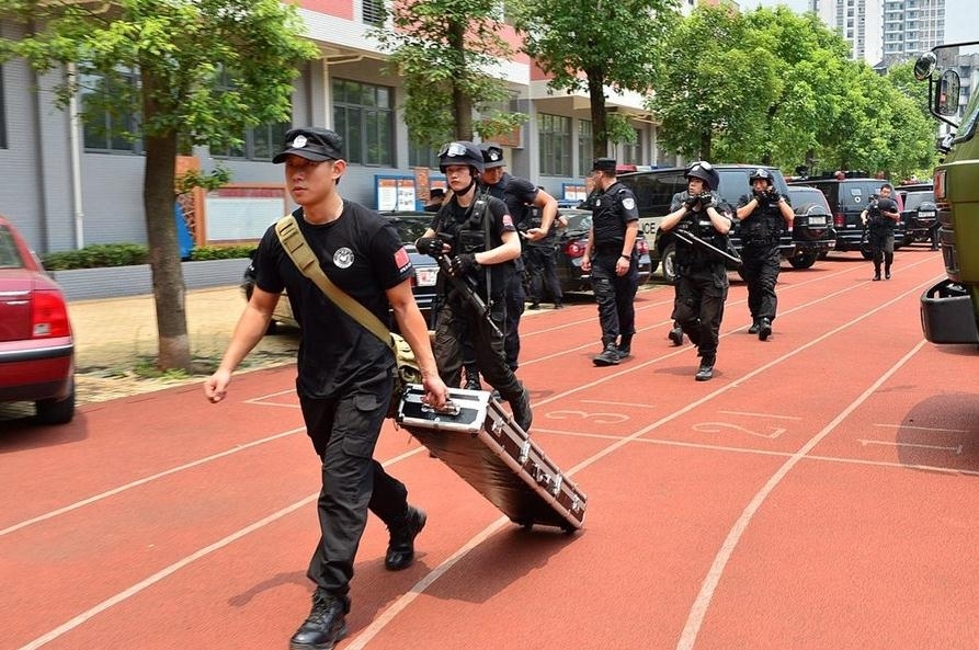 A group of Chongqing police were sent out to search for suspect robber who shot and killed one person and injured two others on Friday afternoon in Chongqing, southwest of China. The escaped suspect, named Zhou Kehua, has committed a series of crimes, killed many people, and robbed large sums of cash in Chongqing and provinces of Jiangsu and Hunan since 2004, according to Chongqing Public Security Bureau. [hljtv.com]