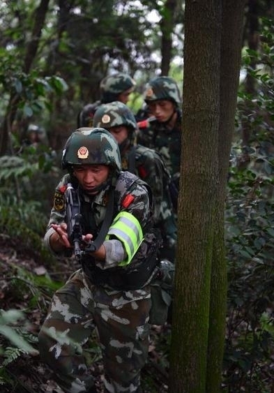 A group of Chongqing police were sent out to search for suspect robber who shot and killed one person and injured two others on Friday afternoon in Chongqing, southwest of China. The escaped suspect, named Zhou Kehua, has committed a series of crimes, killed many people, and robbed large sums of cash in Chongqing and provinces of Jiangsu and Hunan since 2004, according to Chongqing Public Security Bureau.