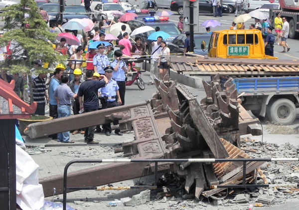 Police officers block access to the arch that collapsed in Hangzhou, capital of Zhejiang province, on Sunday. [ Photo / China Daily ]