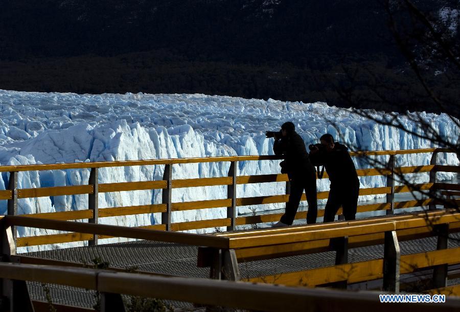 ARGENTINA-EL CALAFATE-ENVIRONMENT-GLACIER