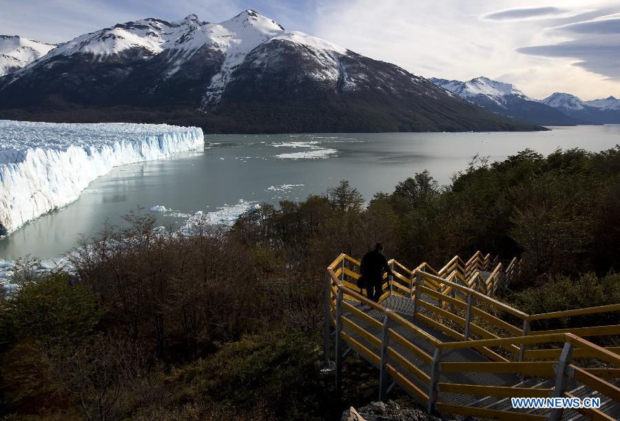 ARGENTINA-EL CALAFATE-ENVIRONMENT-GLACIER