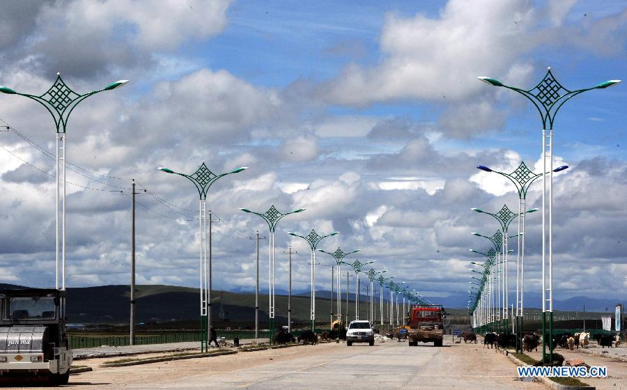 Photo taken on Aug. 5, 2012 shows a street in Nagqu Prefecture, southwest China's Tibet Autonomous Region. 