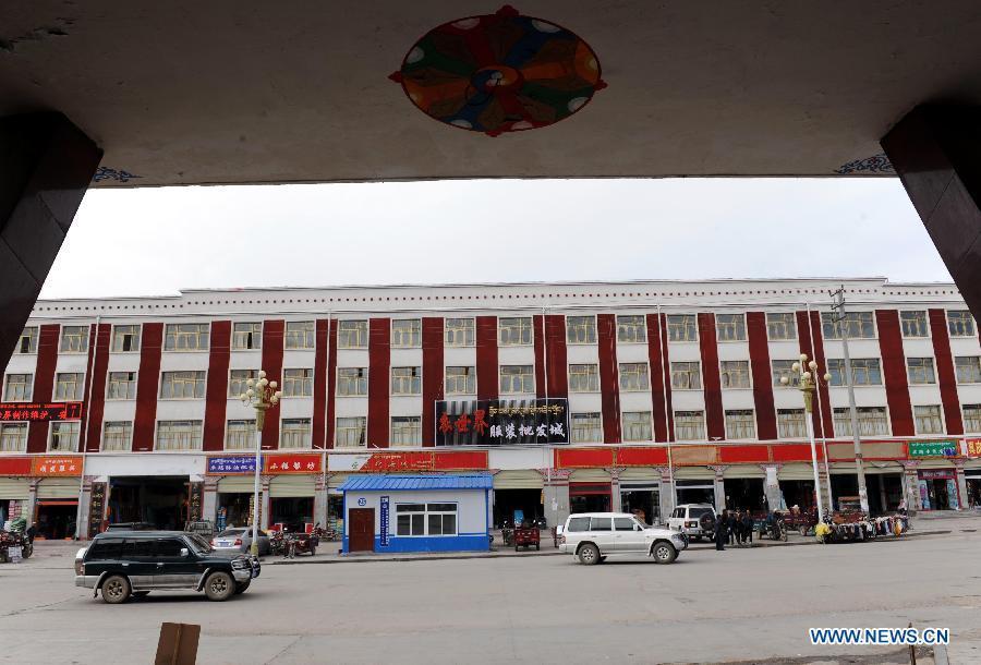 Photo taken on Aug. 5, 2012 shows a new clothing wholesale mall in Nagqu Prefecture, southwest China's Tibet Autonomous Region. 