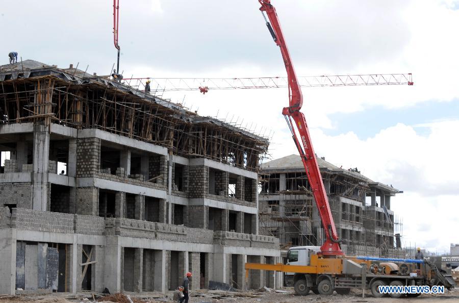 Photo taken on Aug. 7, 2012 shows a residential area under construction in Nagqu Prefecture, southwest China's Tibet Autonomous Region. 