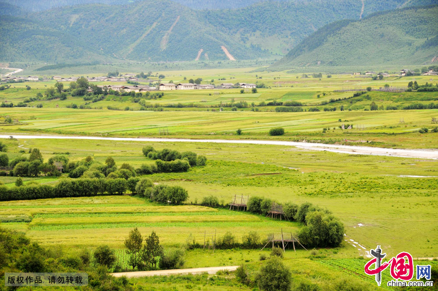 Literally meaning 'sun and moon in heart' in Tibetan, Shangri-la, an ideal home only found in heaven, is located at the meeting point of Tibet, Yunnan and Sichuan. [China.org.cn]