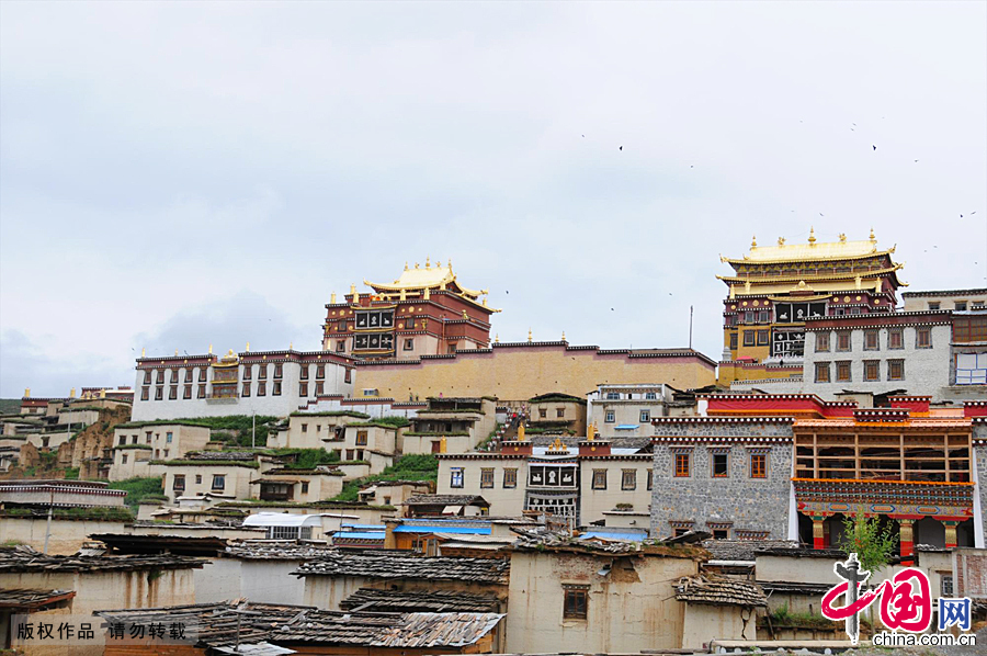 Literally meaning 'sun and moon in heart' in Tibetan, Shangri-la, an ideal home only found in heaven, is located at the meeting point of Tibet, Yunnan and Sichuan. [China.org.cn]