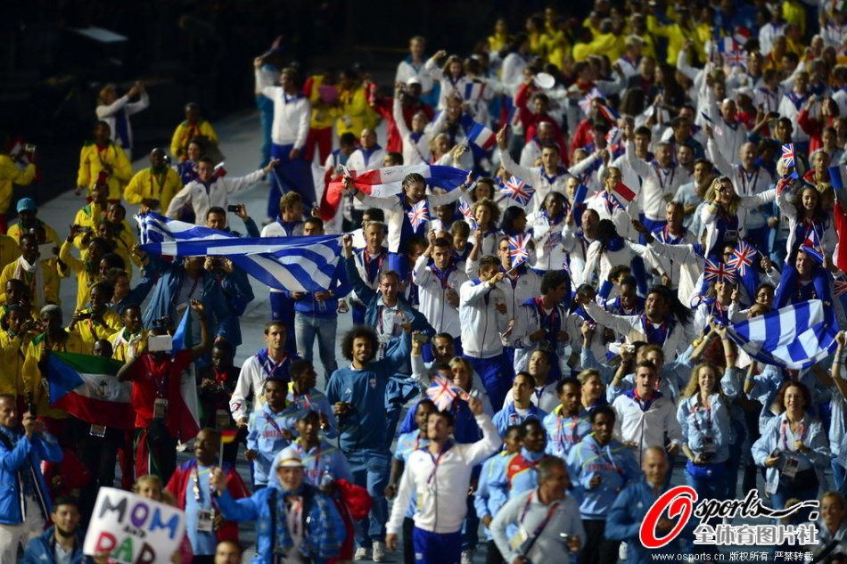 Athletes enter the stadium at the closing ceremony. 