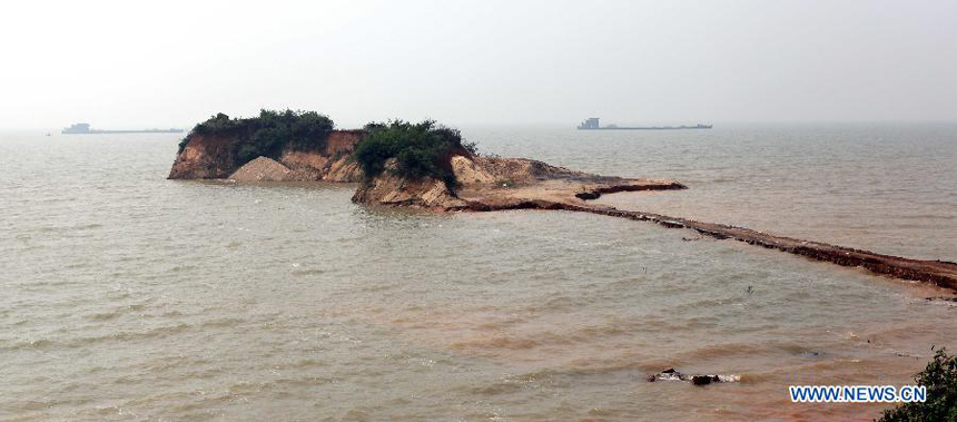 Photo taken on Aug. 12, 2012 shows the flooded Nanshantang Dock of the Poyang Lake in Duchang Town of Duchang County, east China&apos;s Jiangxi Province. The water level of the Poyang Lake, the country&apos;s largest freshwater lake, stood higher than the alert level on Sunday, due to typhoon-triggered torrential rainstorms. 