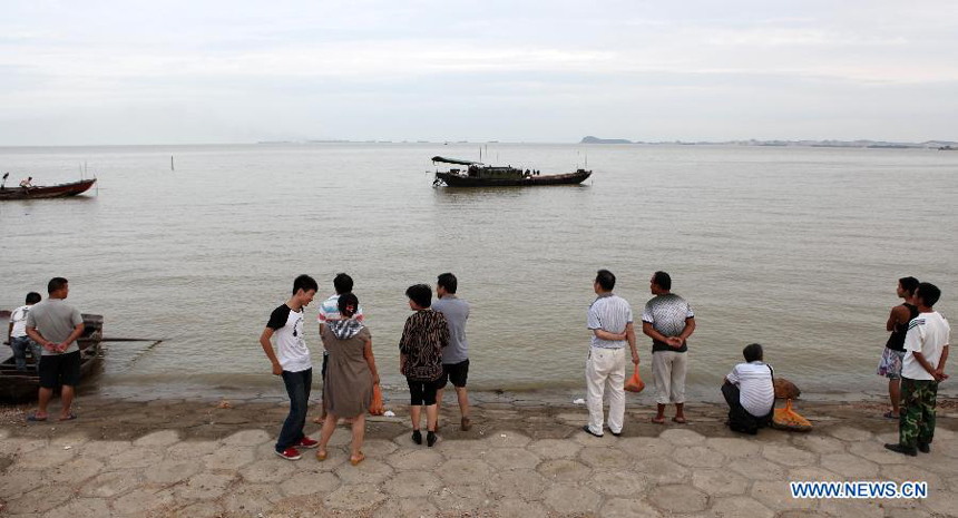 People view the water level of the Poyang Lake in Duchang County, east China&apos;s Jiangxi Province, Aug. 11, 2012. The water level of the Poyang Lake, the country&apos;s largest freshwater lake, stood higher than the alert level on Sunday, due to typhoon-triggered torrential rainstorms. 