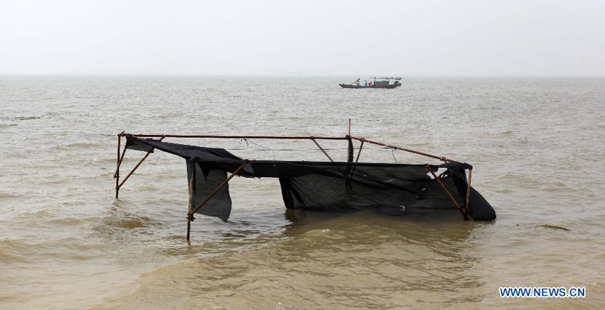 Photo taken on Aug. 12, 2012 shows the flooded Nanshantang Dock of the Poyang Lake in Duchang Town of Duchang County, east China&apos;s Jiangxi Province. The water level of the Poyang Lake, the country&apos;s largest freshwater lake, stood higher than the alert level on Sunday, due to typhoon-triggered torrential rainstorms.