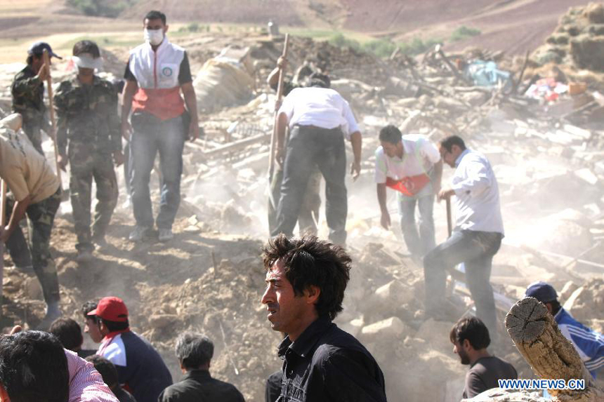 Rescuers search for survivors after an earthquake in Varzaqan in northwest Iran, on Aug. 12, 2012. The death toll of Saturday&apos;s strong twin quakes in northwest Iran has risen to some 300, the semi- official Fars news agency cited an official as saying on Sunday.