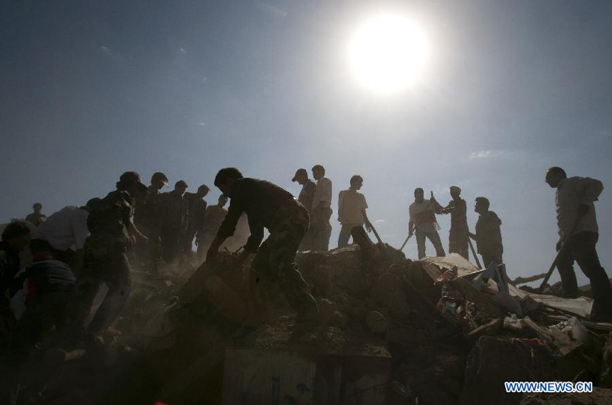 Rescuers search for survivors after an earthquake in Varzaqan in northwest Iran, on Aug. 12, 2012. The death toll of Saturday&apos;s strong twin quakes in northwest Iran has risen to some 300, the semi- official Fars news agency cited an official as saying on Sunday.