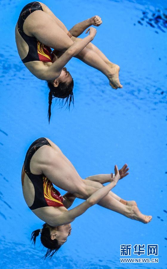 7月29日，吴敏霞/何姿在比赛中。当日，在伦敦奥运会跳水女子双人3米板决赛中，中国选手吴敏霞/何姿以346.20分的成绩夺冠。