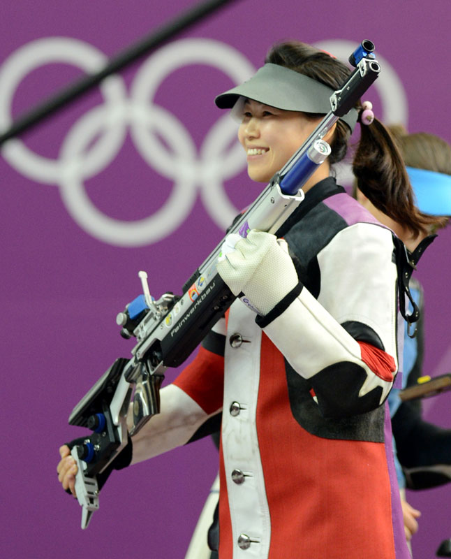 在7月28日进行的伦敦奥运会女子十米气步枪比赛中，中国选手易思玲获得冠军。这是中国代表团获得的首枚金牌，也是本届奥运会产生的第一枚金牌。