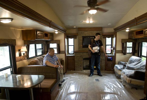 Visitors view the inside of a caravan during the All in Tuning All in Caravaning Show China 2012 on Aug 10, 2012, at the National Agriculture Exhibition Center, Beijing. [Photo/Xinhua] 