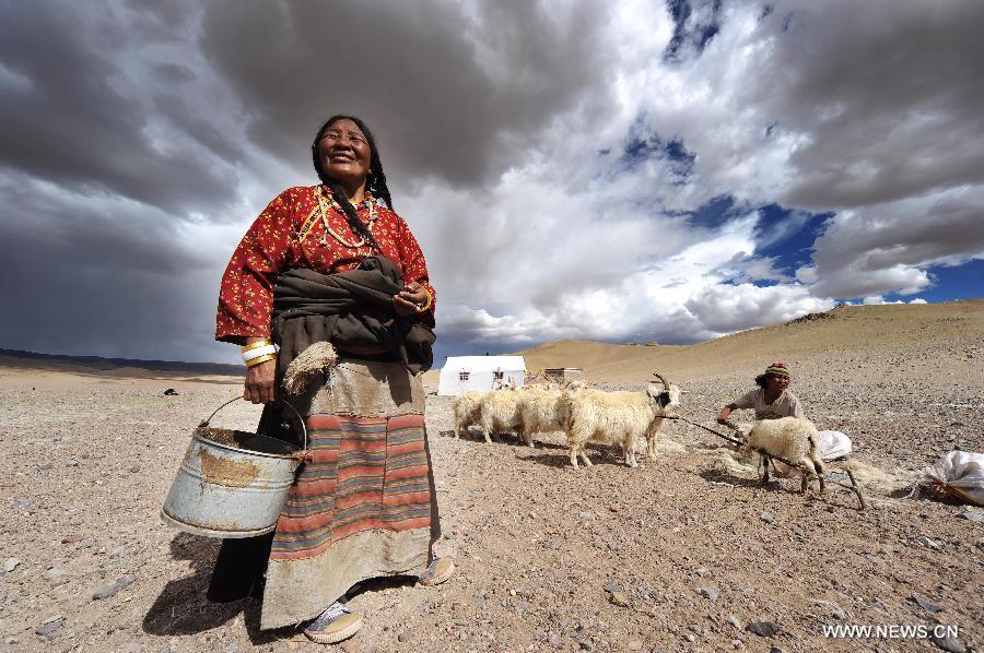 #Nomad Basang's mother works in the Gerze County of Ali, southwest China's Tibet Autonomous Region, Aug. 11, 2012. 