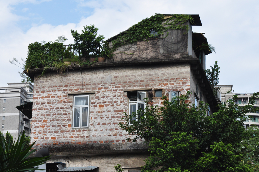 陈氏书院坐落于广东省广州市中山七路，光绪二十年（1894年）落成，现为广东民间工艺博物馆。书院在当地俗称“陈家祠”，该祠规模宏大，装饰华丽，是广东地区保存较完整的富有代表性的清末民间建筑。[中国网]