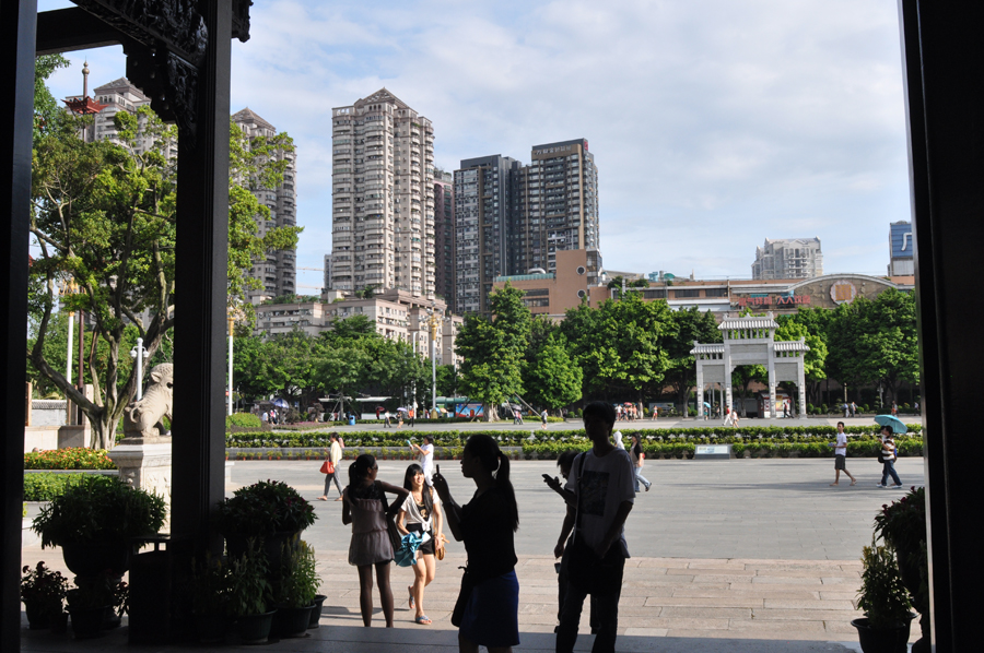 陈氏书院坐落于广东省广州市中山七路，光绪二十年（1894年）落成，现为广东民间工艺博物馆。书院在当地俗称“陈家祠”，该祠规模宏大，装饰华丽，是广东地区保存较完整的富有代表性的清末民间建筑。[中国网]