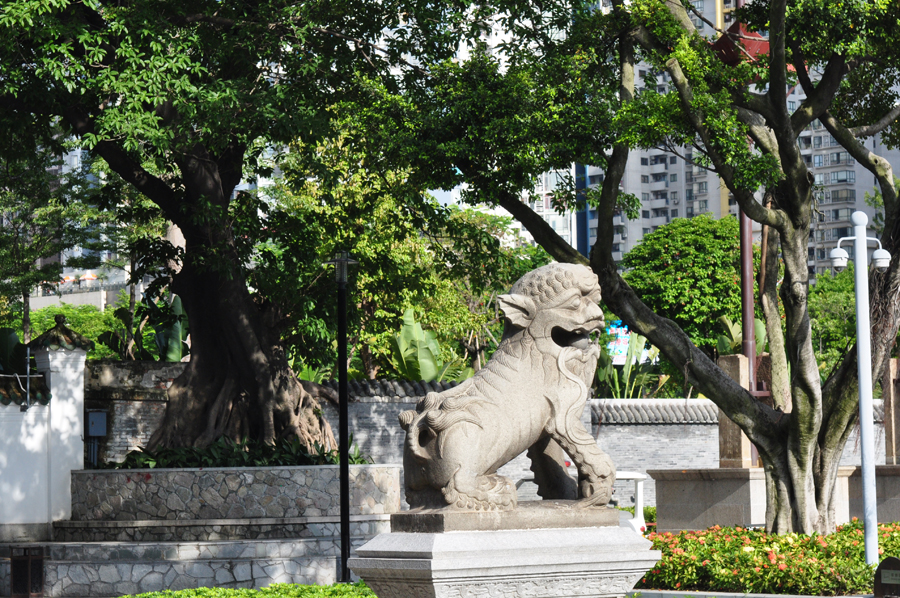 陈氏书院坐落于广东省广州市中山七路，光绪二十年（1894年）落成，现为广东民间工艺博物馆。书院在当地俗称“陈家祠”，该祠规模宏大，装饰华丽，是广东地区保存较完整的富有代表性的清末民间建筑。[中国网]