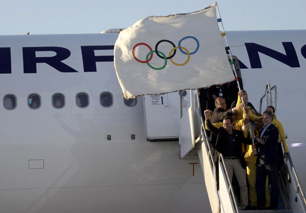 Olympic flag arrives in Rio