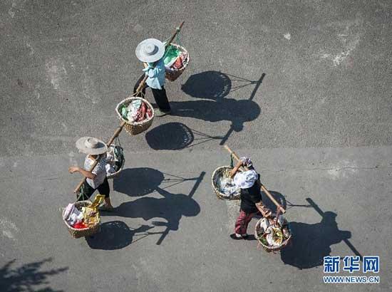 Southwest China's Chongqing Municipality is enduring a new heat wave with temperatures shooting up to 40 degrees Celsius. [Xinhua] 