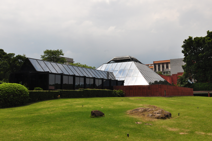 The Nanyue King's Tomb Museum is well known for its elegant Han Dynasty (206 B.C.-24 A.D.) architecture, and showcases Guangzhou's near 2,000-year history. Belonging to the second king of Nanyue Zhao Mo, the tomb was discovered in 1983 and opened to the public in 1988.[China.org.cn]