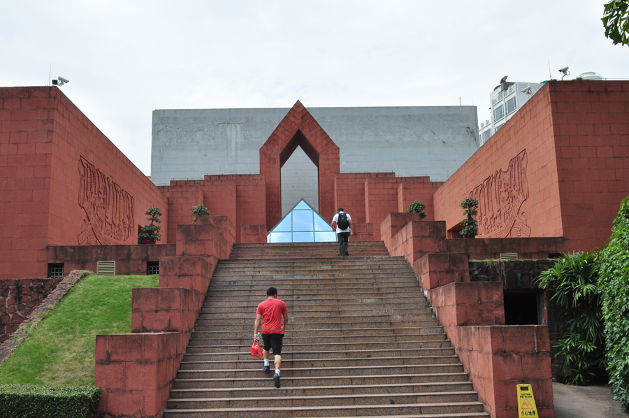 The Nanyue King's Tomb Museum is well known for its elegant Han Dynasty (206 B.C.-24 A.D.) architecture, and showcases Guangzhou's near 2,000-year history. Belonging to the second king of Nanyue Zhao Mo, the tomb was discovered in 1983 and opened to the public in 1988.[China.org.cn]