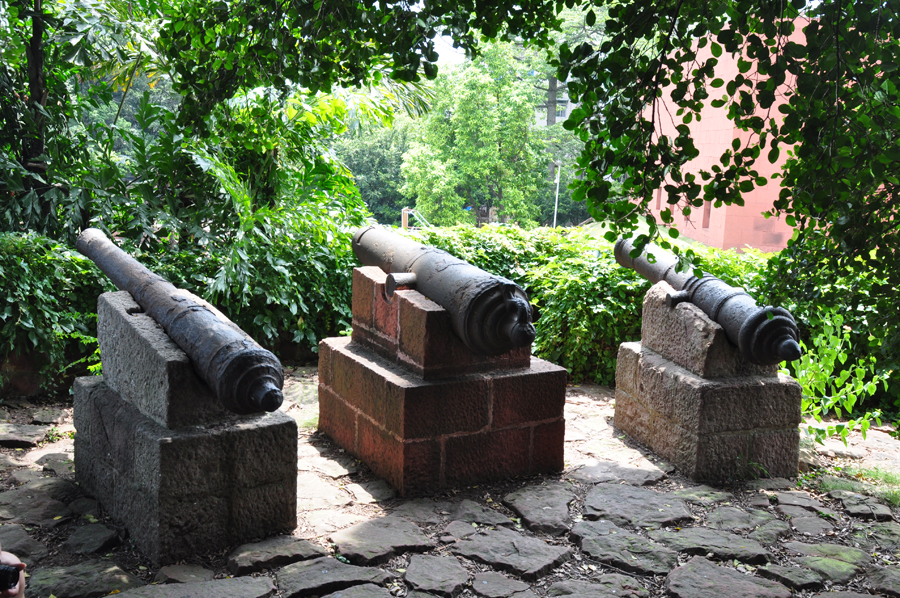 The Nanyue King's Tomb Museum is well known for its elegant Han Dynasty (206 B.C.-24 A.D.) architecture, and showcases Guangzhou's near 2,000-year history. Belonging to the second king of Nanyue Zhao Mo, the tomb was discovered in 1983 and opened to the public in 1988.[China.org.cn]