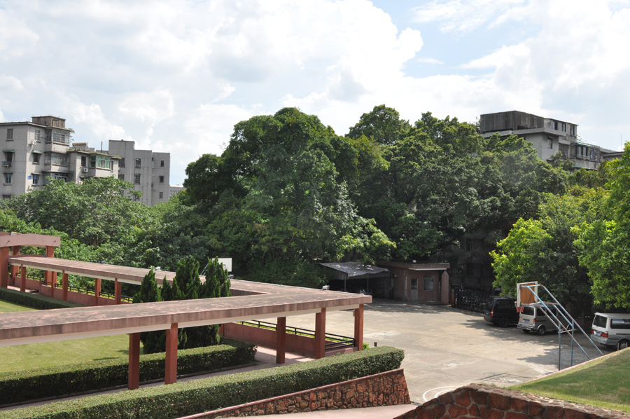 The Nanyue King's Tomb Museum is well known for its elegant Han Dynasty (206 B.C.-24 A.D.) architecture, and showcases Guangzhou's near 2,000-year history. Belonging to the second king of Nanyue Zhao Mo, the tomb was discovered in 1983 and opened to the public in 1988.[China.org.cn]