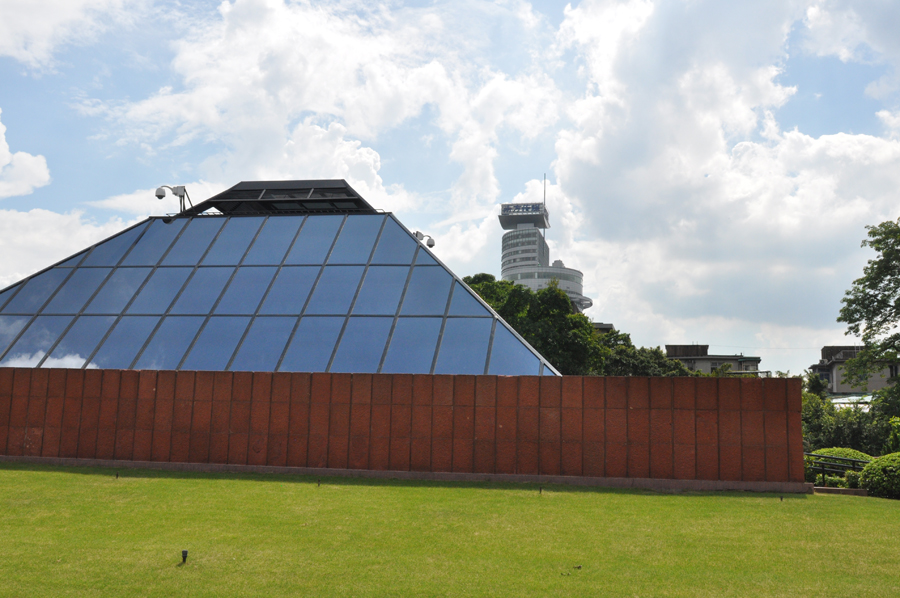 The Nanyue King's Tomb Museum is well known for its elegant Han Dynasty (206 B.C.-24 A.D.) architecture, and showcases Guangzhou's near 2,000-year history. Belonging to the second king of Nanyue Zhao Mo, the tomb was discovered in 1983 and opened to the public in 1988.[China.org.cn]