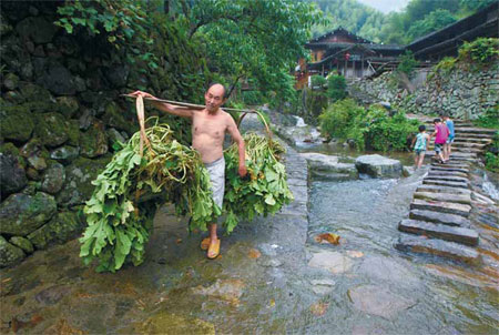 A resident of Linkeng village in Nanxijiang is on his way home. The area is home to China's last well-preserved historic villages. [Photo Source: China Daliy / Gao Erqiang]