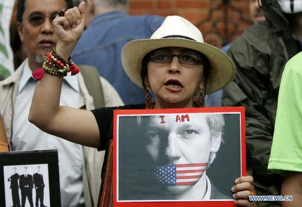 Supporters of Wikileaks founder Julian Assange demonstrate in front of the Ecuadorian Embassy in London, Britain, Aug. 16, 2012