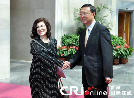 Chinese Foreign Minister Yang Jiechi has met with the Syrian president’s special envoy, Bouthaina Shaaban, in Beijing. 