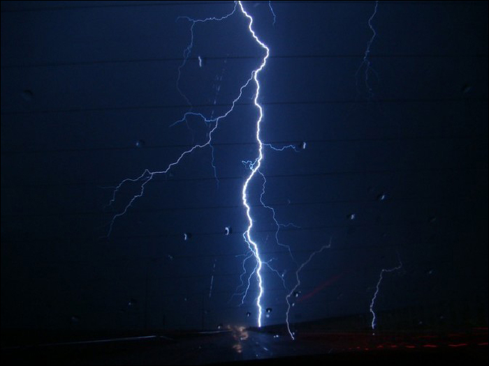 Shocking Moments Of Lightening Strike Cn