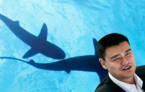 Basketball star Yao Ming attends a ceremony in Shanghai to launch a campaign urging people to stop eating shark fin soup in this September 22, 2011 file photo. [Photo / China Daily] 