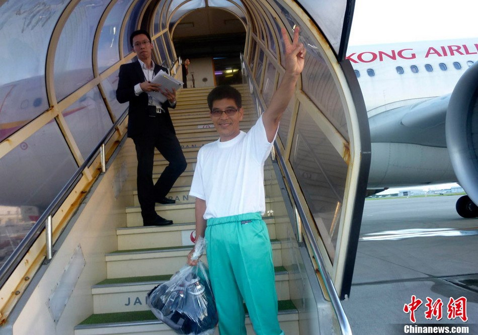 Seven of 14 Chinese nationals who were illegally detained by Japan after landing on the Diaoyu Islands arrive at Hong Kong International Airport at around 7:50 p.m. local time, August 17, 2012. All the 14 activists have been released. The other group of seven have also boarded a plane of Japan Coast Guard to fly to Ishigaki Island where their vessel was detained and will return later by their boat.