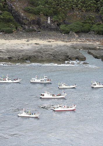 A group of Japanese activists left Okinawa to Chinese Diaoyu Islands.