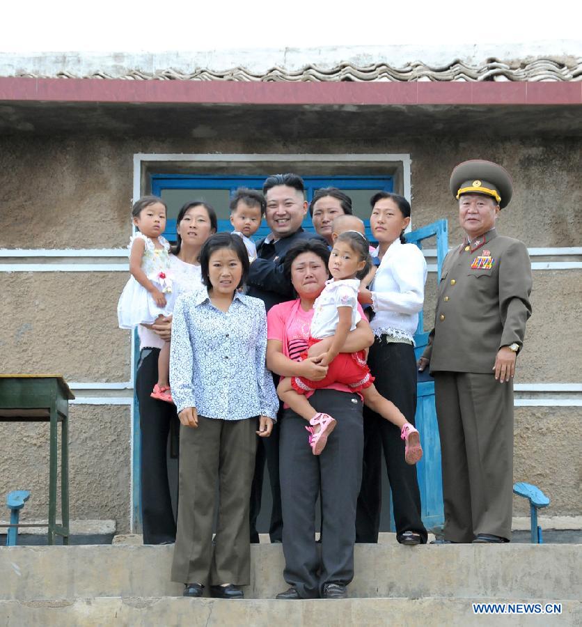 Kim Jong Un (C, back), top leader of the Democratic People&apos;s Republic of Korea (DPRK), inspects the unit of the Korean People&apos;s Army (KPA) on the DRPK&apos;s border Mu Islet on the southwest front in this photo released by DPRK&apos;s official news agency KCNA on Aug. 19, 2012. Kim Jong Un inspected a front-line artillery unit days before Seoul and Washington are to launch their annual joint exercises, state media reported on Saturday. [Xinhua/KCNA]