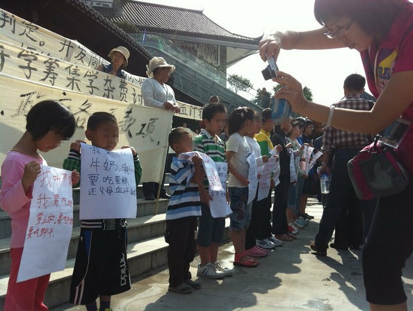 A group of 13 children drew widespread attention in China last week by helping their parents claim wages held in arrears.[Photo/Sina.com.cn]